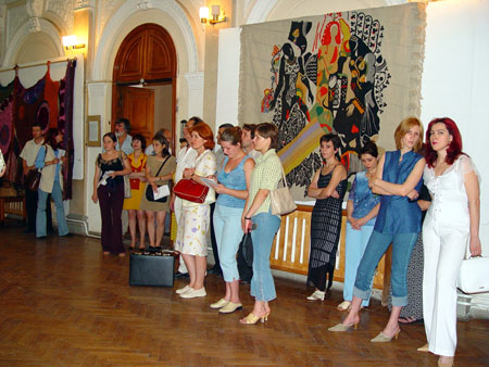Aspecte de la inaugurarea expozitiei personale "Elena Rotaru - 65 de ani", Chisinau, 2003