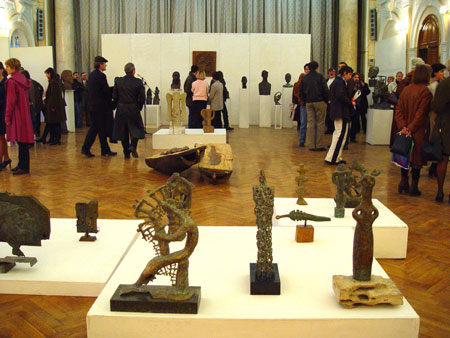 Imagini de la deschiderea expozitiei "Sculptura contemporana", Chisinau, 2003